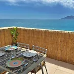 Le Seaview-calme-piscine-parking-front De *
