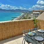 Le Seaview-calme-piscine-parking-front De