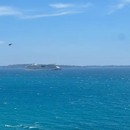 Le Seaview-calme-piscine-parking-front De *