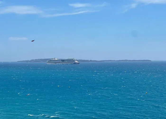 Le Seaview-quiet-swimming Pool-car Park-seafront *