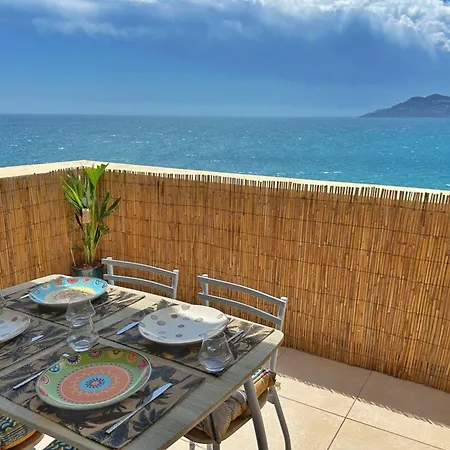Le Seaview-calme-piscine-parking-front De *